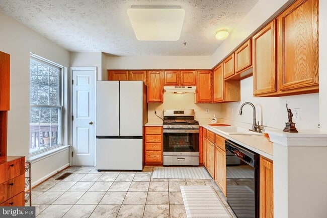 Building Photo - 10 Bluestem Ct