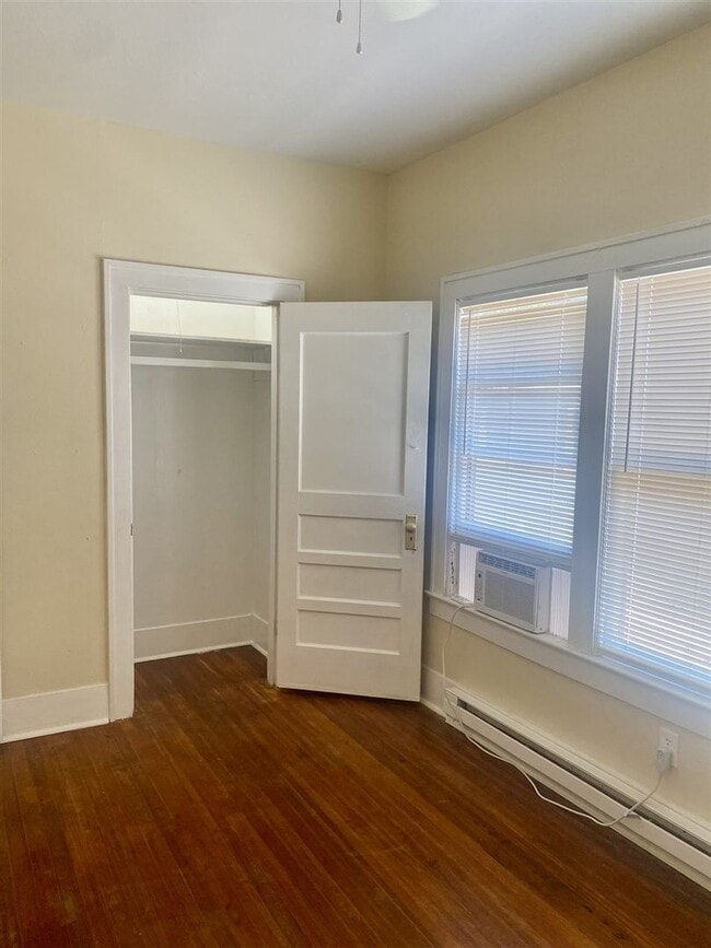Building Photo - Restored 3 br 2 ba Craftsman style Home fo...