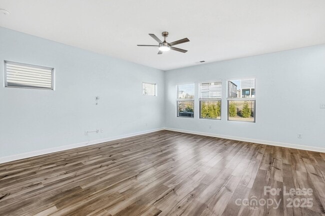 Building Photo - 3909 Woodland View Dr