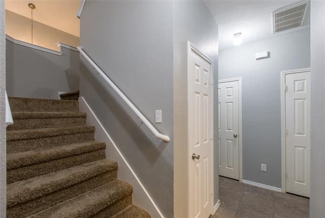 Building Photo - 2021 Bridgeport Dr