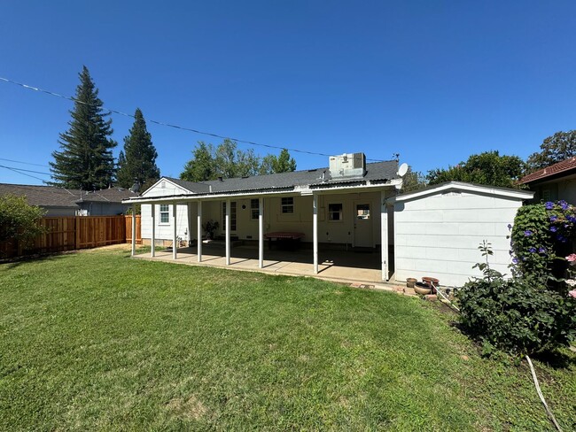 Building Photo - 2 bedroom | 1 bathroom | Single family Ard...