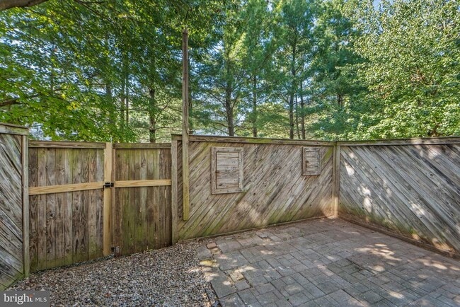 Building Photo - 1330 Hampshire Dr
