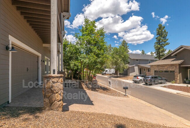 Building Photo - 781 N Forest View Dr