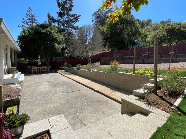 Building Photo - Gorgeous three bedroom two bathroom home with large backyard for rent!