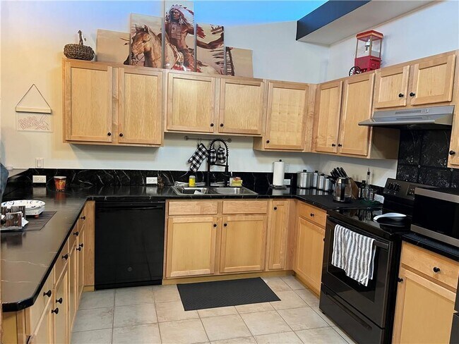 Building Photo - 1117 Douglas Ave