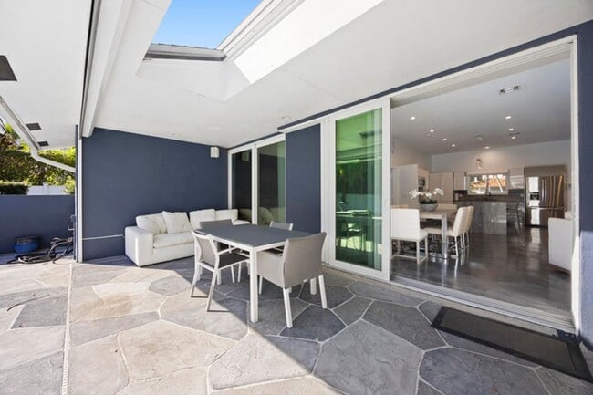 Building Photo - 930 NW 4th Ct