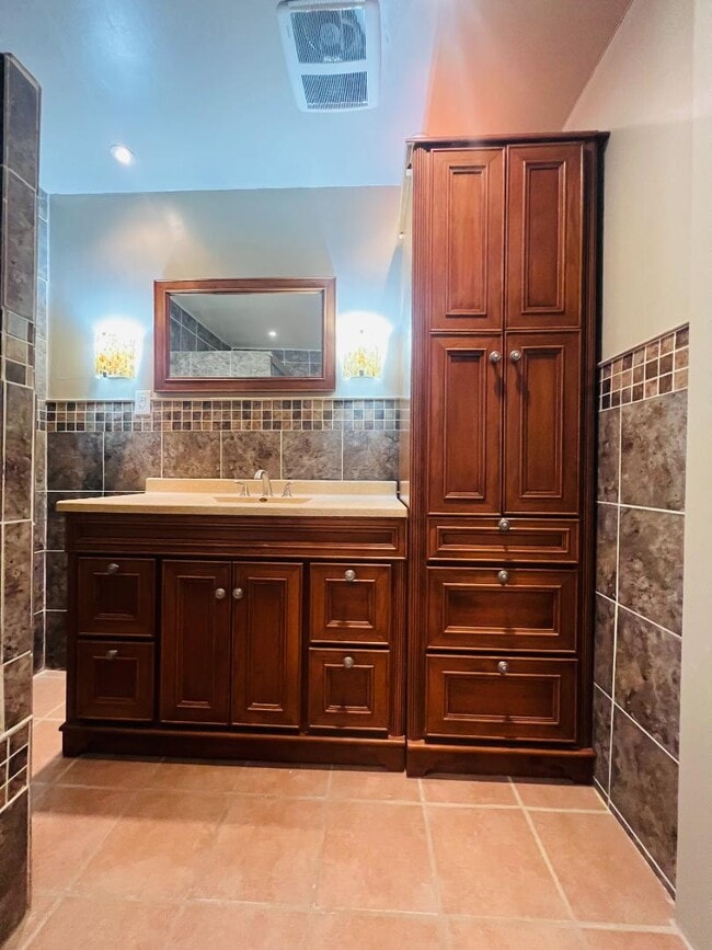 Building Photo - 4219 E 68th Terrace