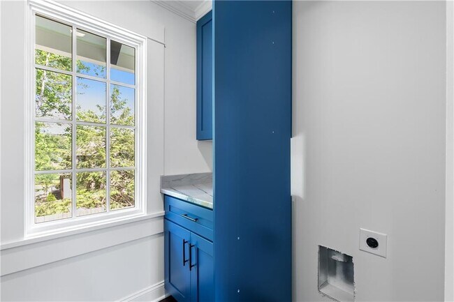 Building Photo - 1296 Hilton Dr