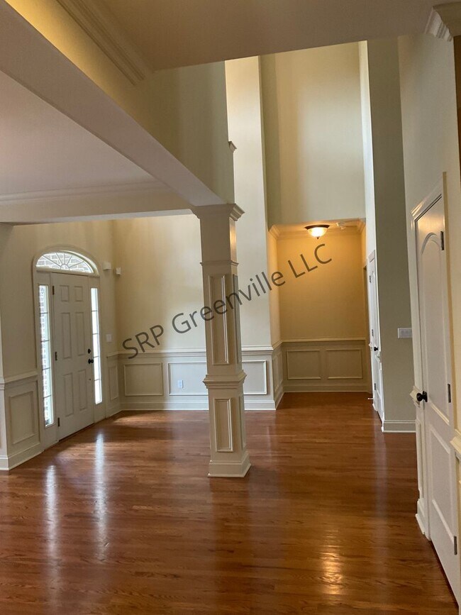 Building Photo - Four Bedroom Brick House for Rent!