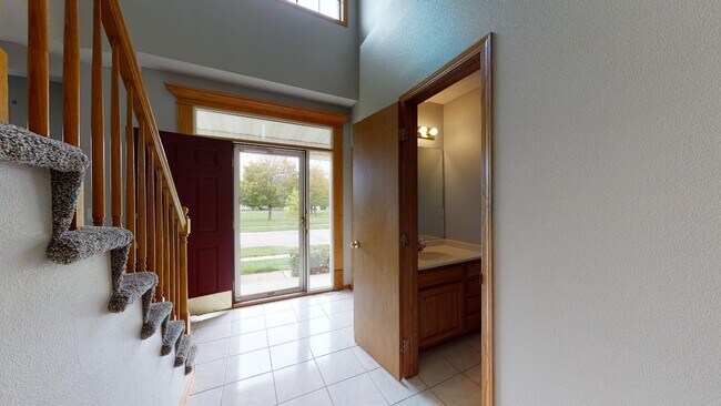 Building Photo - Beautiful Home - Available Augst 2026