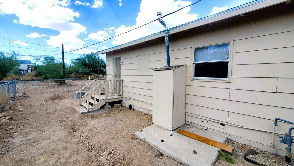 Building Photo - 905 W 7th St