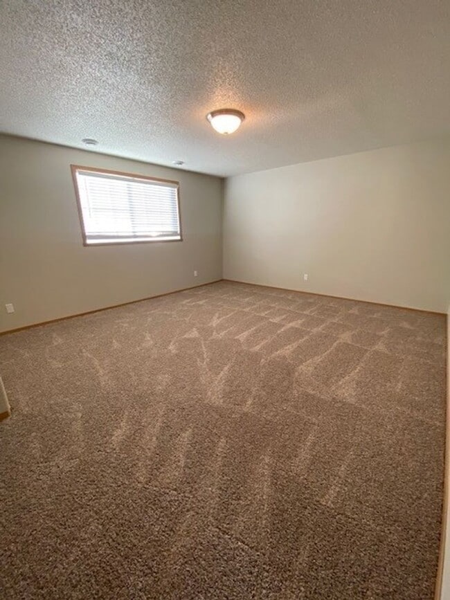 Building Photo - Comfortable 4 Bedroom with Garage & Fenced Yard for Rent!