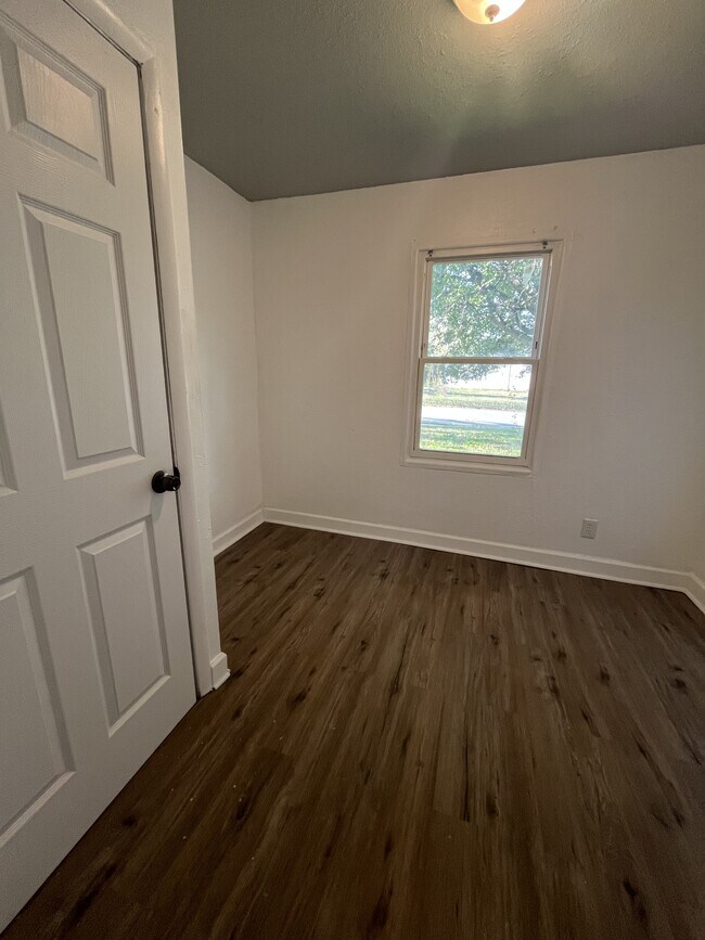 Building Photo - 715 St Barbara Ln