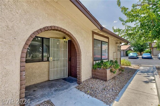 Building Photo - BEAUTIFUL REMODELED 2 BEDROOM UNIT! ** MOV...