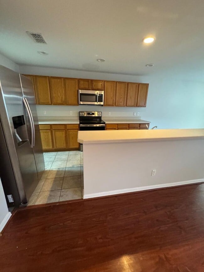 Building Photo - Avalon Park: 3 Bedroom, 2.5 Bath, 2 Car Garage Townhome