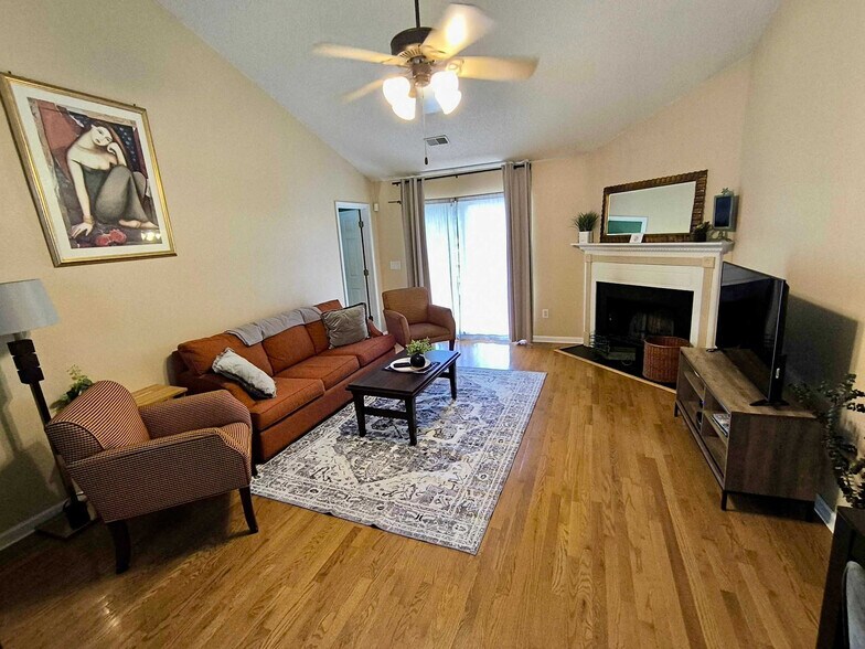 Building Photo - 818 Bentley Dr