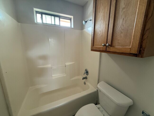 Building Photo - 1502 W Kiwi