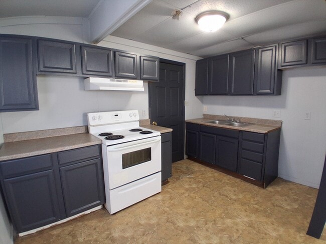 Building Photo - 619 Plum-