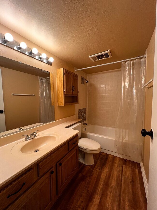 Building Photo - Close to Downtown Prescott!!