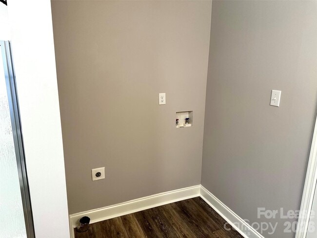 Building Photo - 2121 Charlotte Hwy