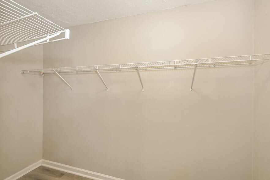 Building Photo - 416 Lake Forest Dr