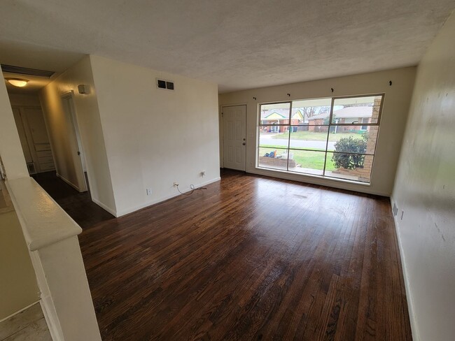 Building Photo - 3 bed move in ready!