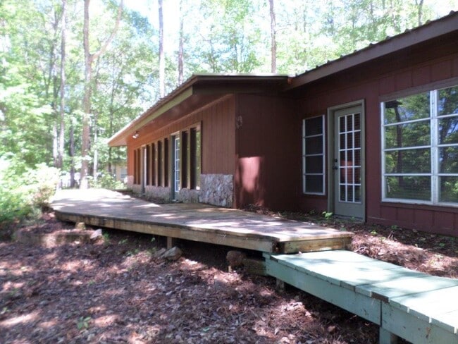 Building Photo - 170 Lake Dr