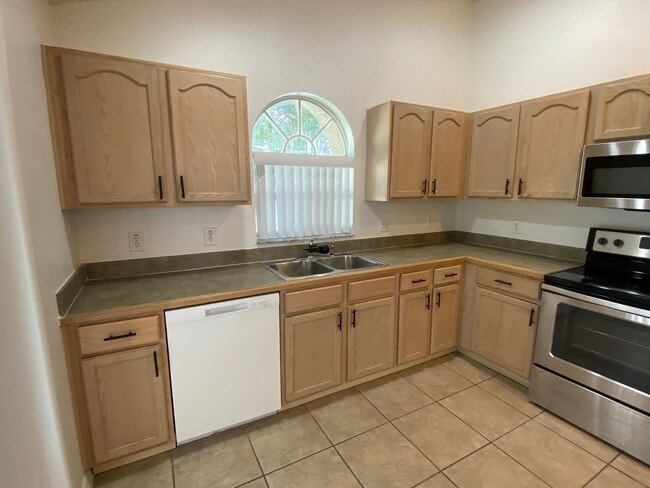 Building Photo - Great 4 Bedroom 3 Bathroom Pool Home in Indian Creek