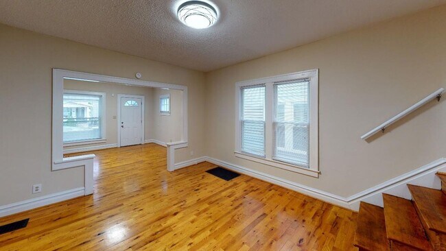 Building Photo - 3 BEDROOMS, 1 FULL BATHROOM + 3 FREE OFF-S...
