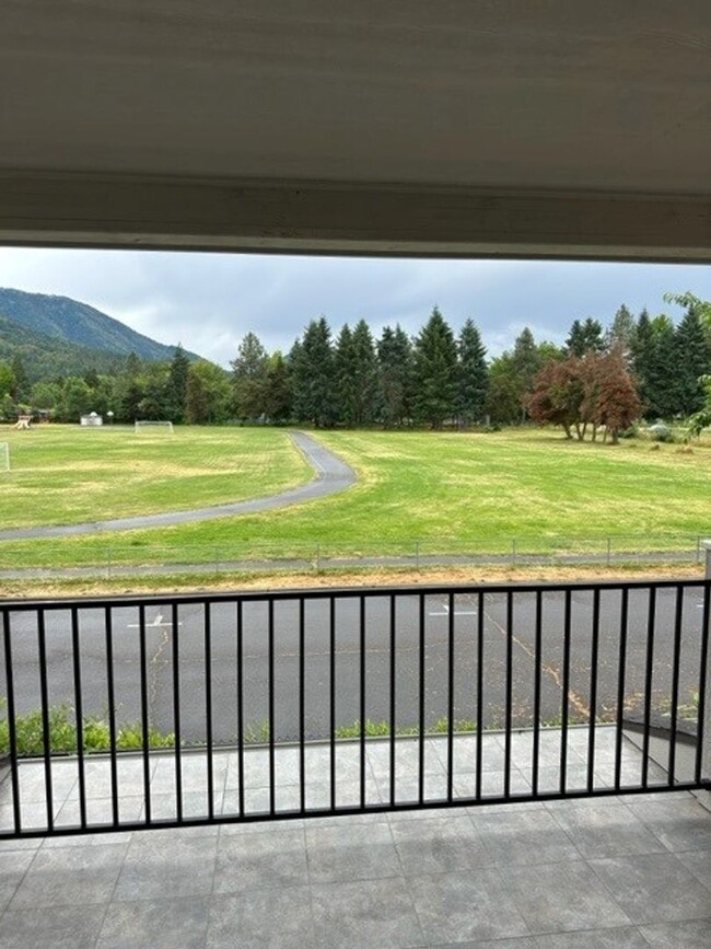 Building Photo - 2 Bedroom 2.5 Bath Townhome in desirable C...