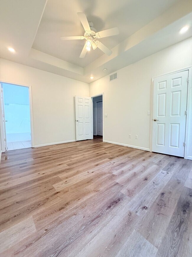 Building Photo - 927-MF2-E2