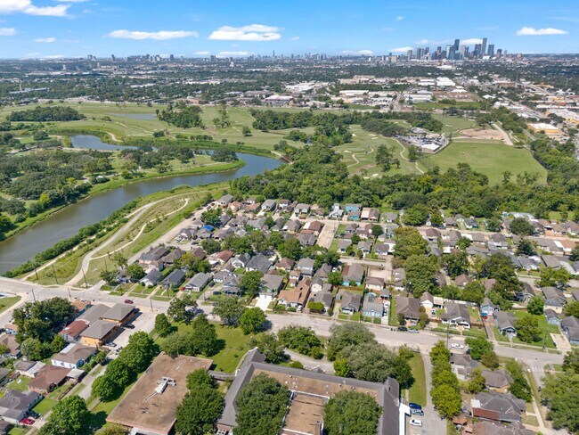 Building Photo - 404 Forest Hill Blvd