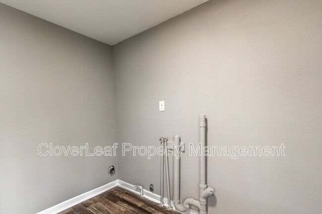 Building Photo - 402 W Wildwood Dr