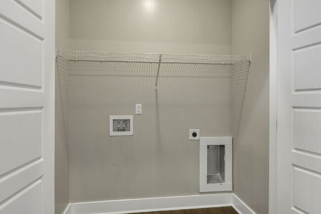 Building Photo - Modern 2-Bed, 2.5-Bath Townhouse Gem with ...
