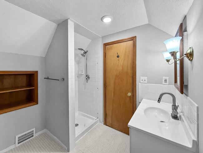 Building Photo - Charming 4 beds 2 baths in South Euclid!