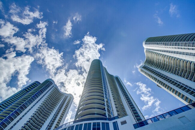 Building Photo - 15901 Collins Ave