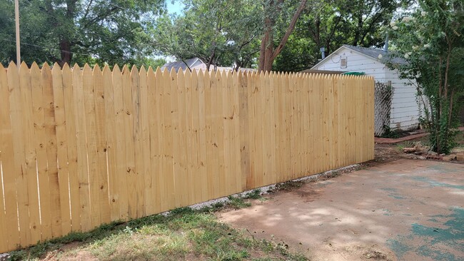 Building Photo - PRE-LEASING FOR September! Quiet Quaint Pr...