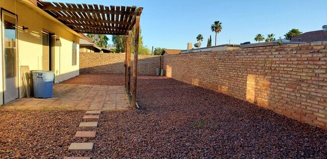 Building Photo - 3030 S Rainbow Ave