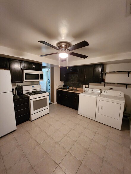 Kitchen showing all appliances - 910 Morningside Ln