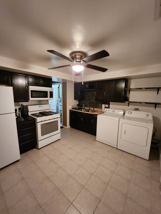 Kitchen showing all appliances - 910 Morningside Ln