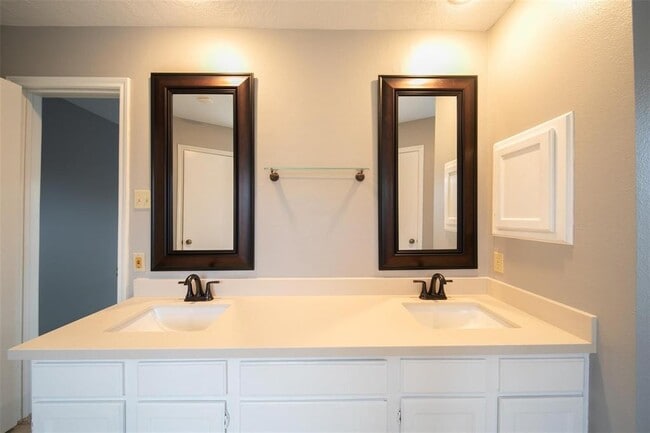 Building Photo - 2903 Avanti Dr