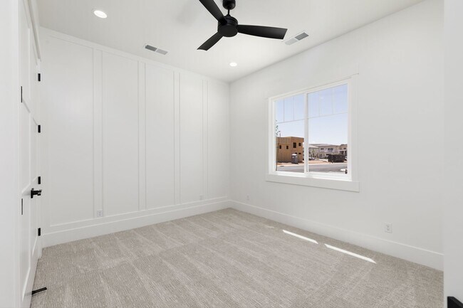 Building Photo - Stunning 5 bed 4 bath with RV Garage