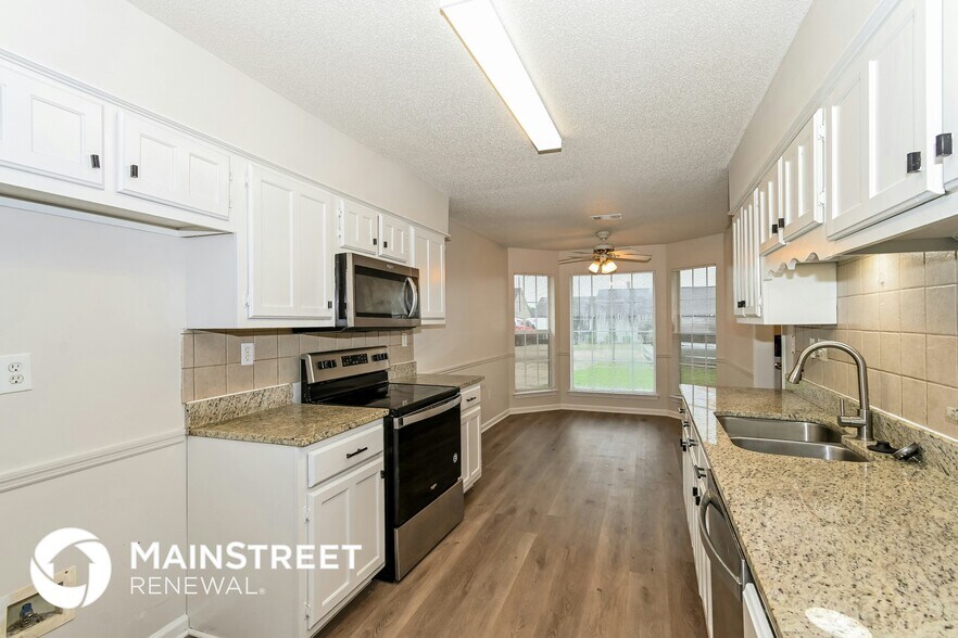 Building Photo - 10676 Oak Cir N