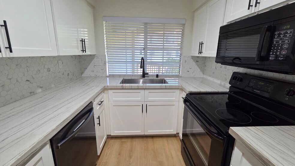 Building Photo - 697 Sutton Crest Trl