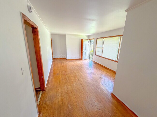 Building Photo - 2525 Tredway Dr