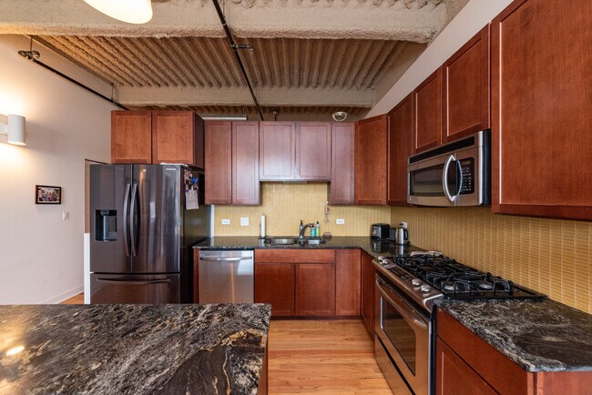 Building Photo - 2545 S Dearborn St