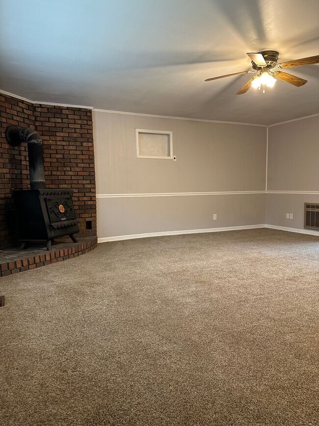 Building Photo - Large Home on the Eastside on a deadened street - Pre Lease