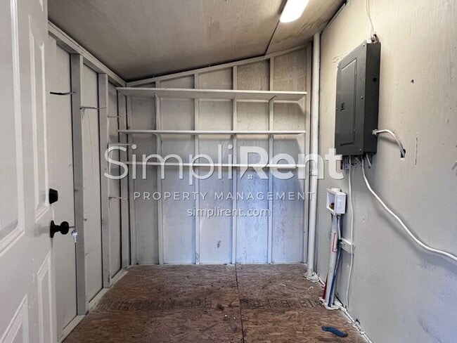 Building Photo - FULLY RENOVATED! 3 Bdrm / 1 Bath - 1st Month FREE with a 13 mo lease