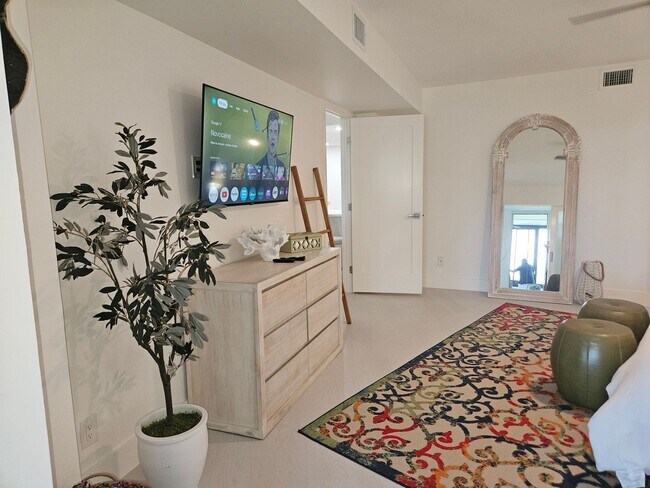 Building Photo - MODERN  SEASONAL VACATION CONDO