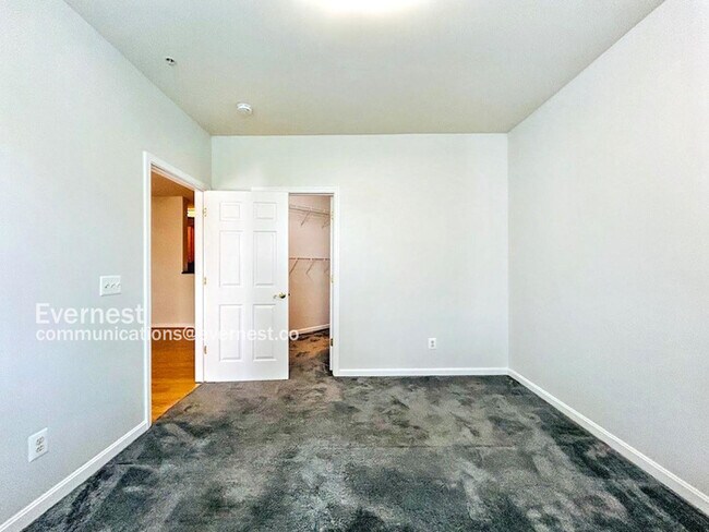 Building Photo - 1-Bed, 1-Bath Modern Condo with Balcony and Off-Street Parking